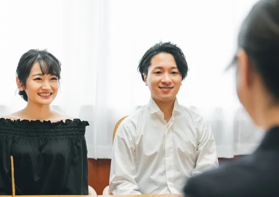 説明を受けている男女