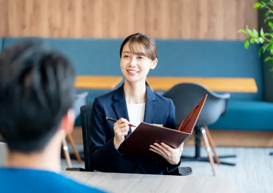 女性から説明を鵜kてている