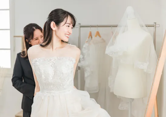 女性がドレスを選んでいる