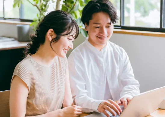 男女でパソコンを操作している