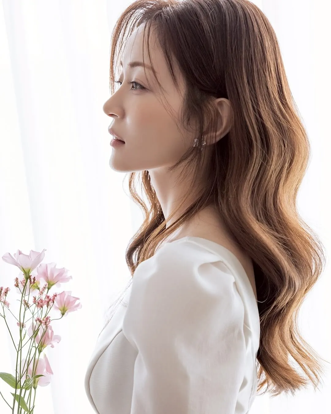 鏡越しの女性