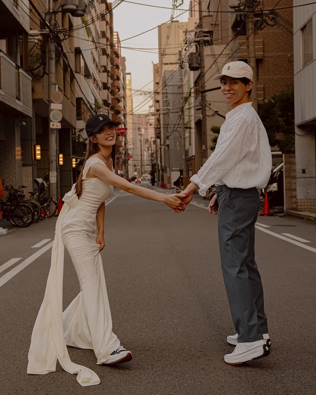 ピンクのドレスを着た女性とタキシードを着た男性