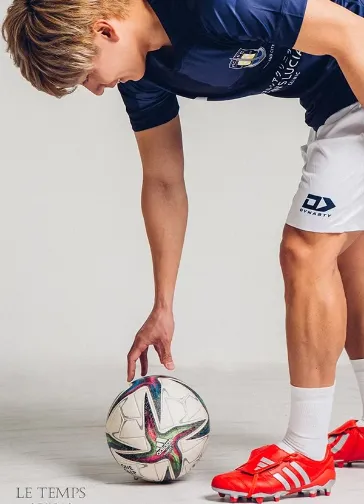 サッカーボールを置いている男性
