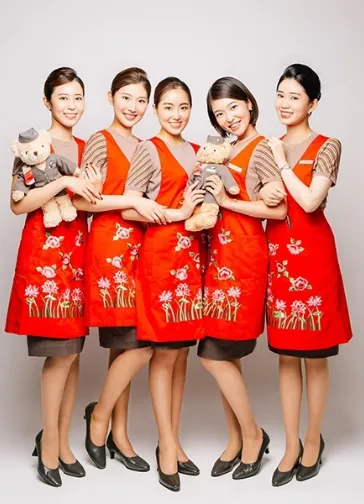 民族衣装を着ている女性5人