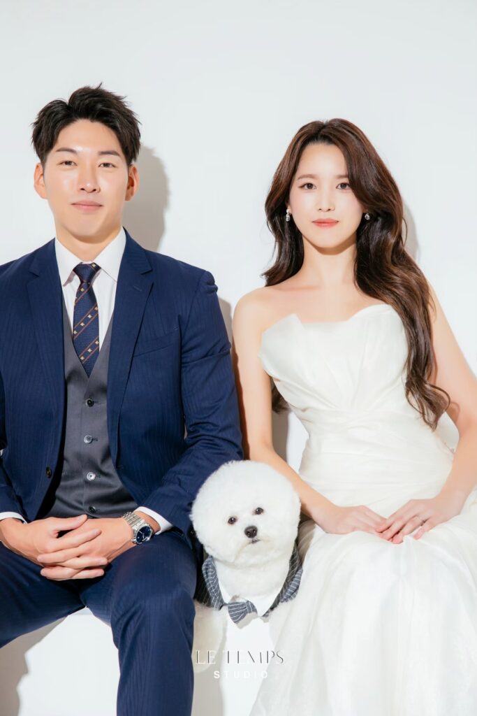愛犬とウェディングドレスで撮影する新郎新婦