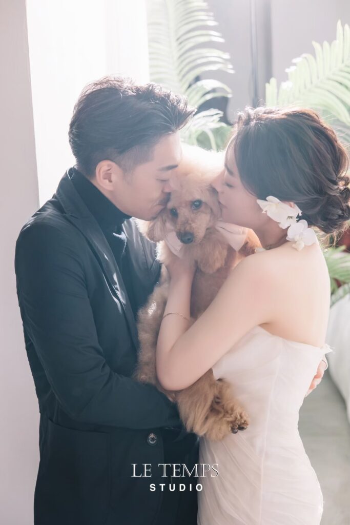 ペットとドレスで撮影する新郎新婦