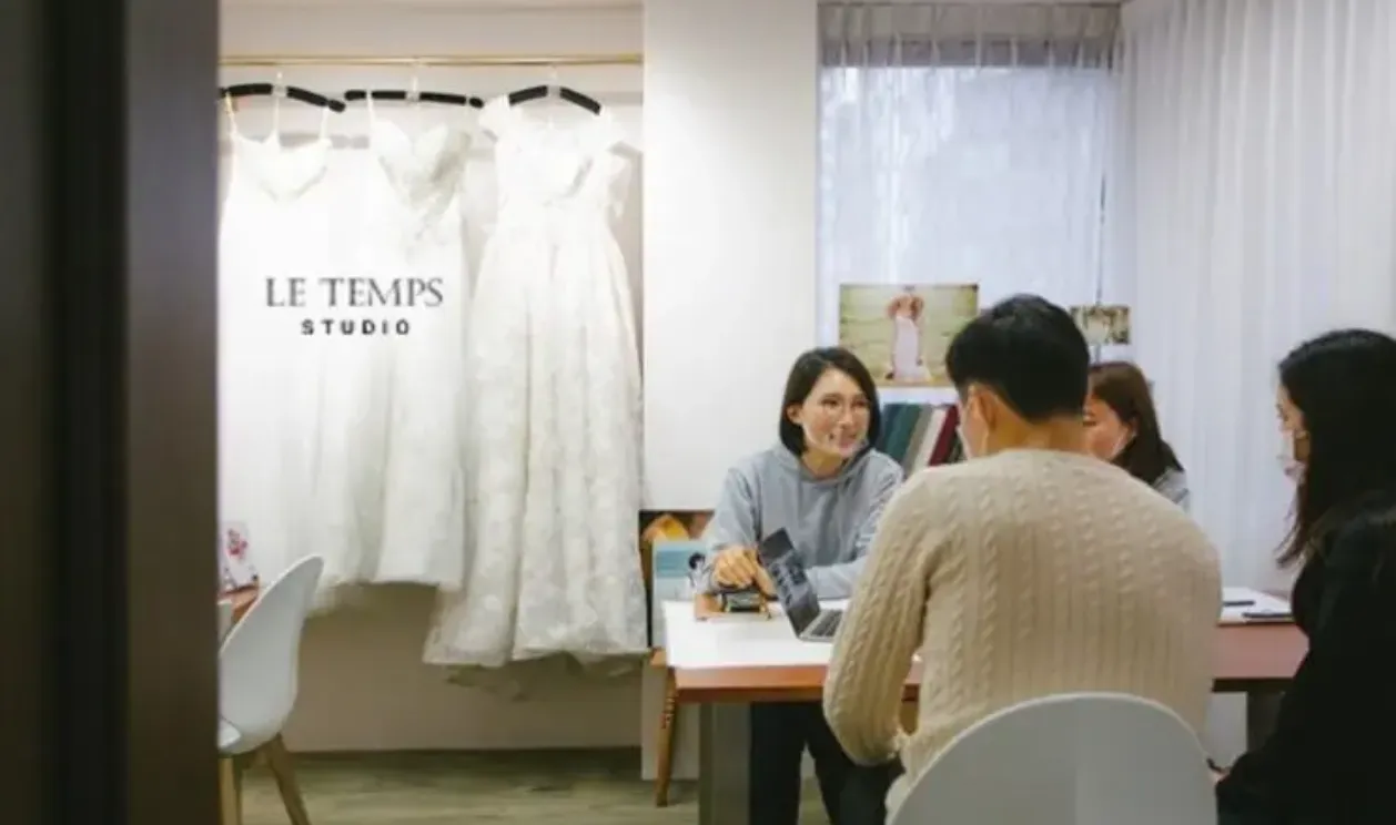 スタジオで男女が説明を受けている