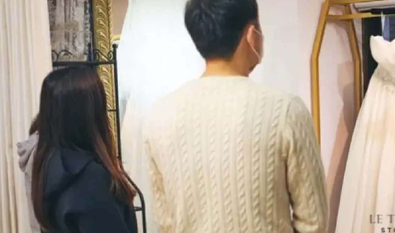 男女がドレスを選んでいる