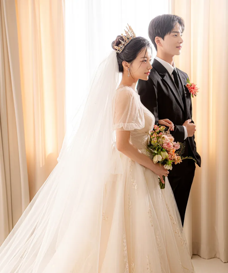 新郎新婦が左を向いている画像