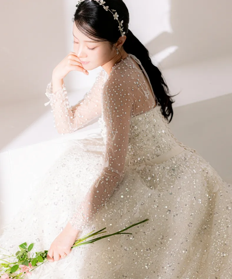 ウェディングドレスを着た女性の横顔