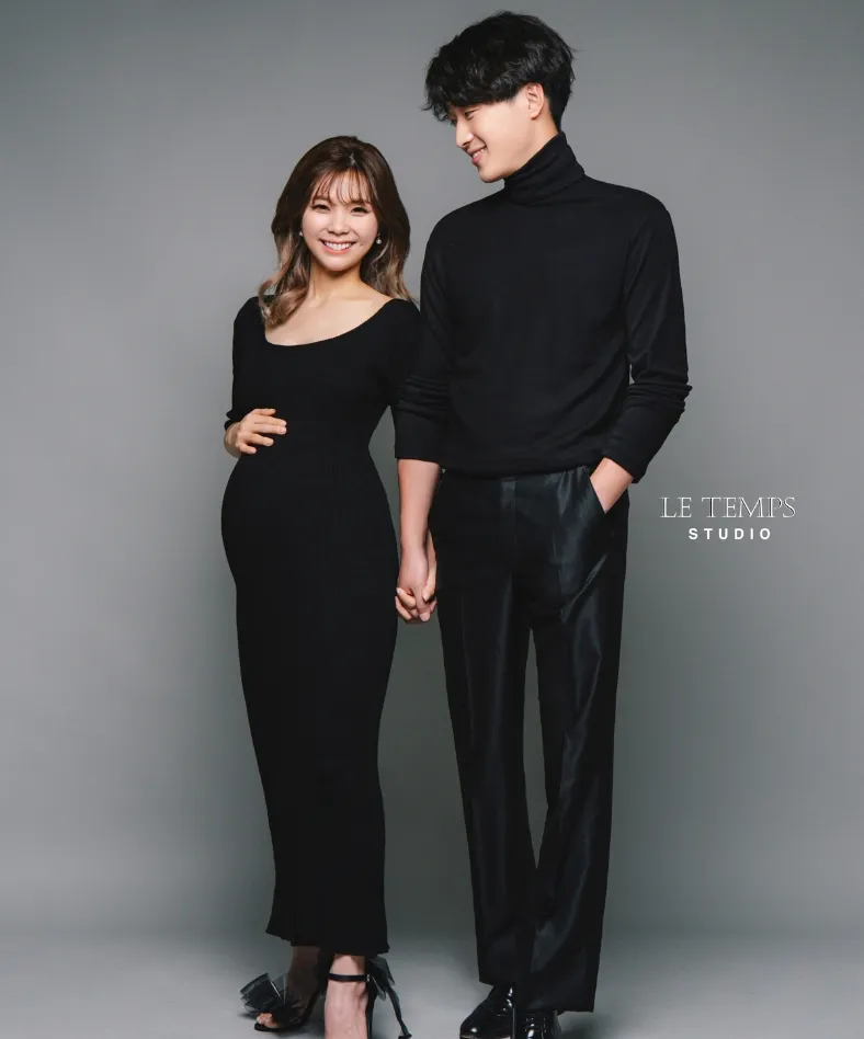 黒い洋服を着た男女