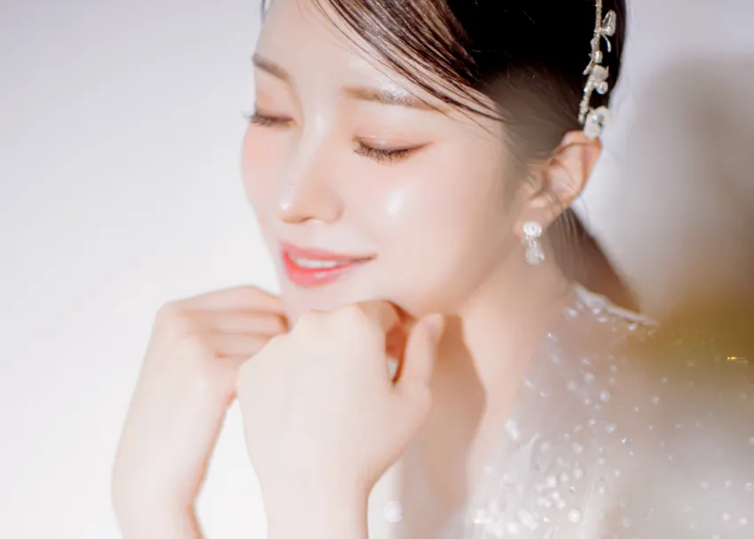 ドレスを着た女性が微笑んでる