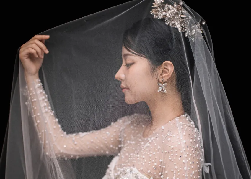 新婦のレース越しの写真