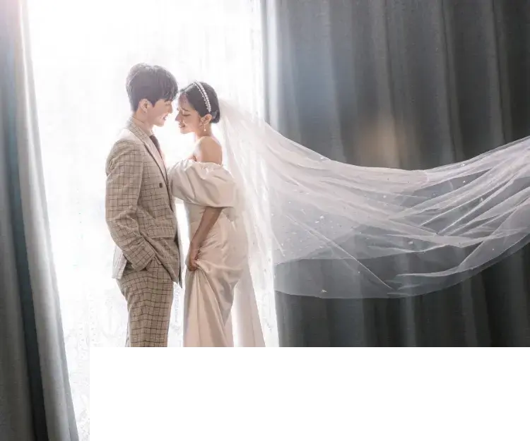 新郎が新婦の手を持って上げている