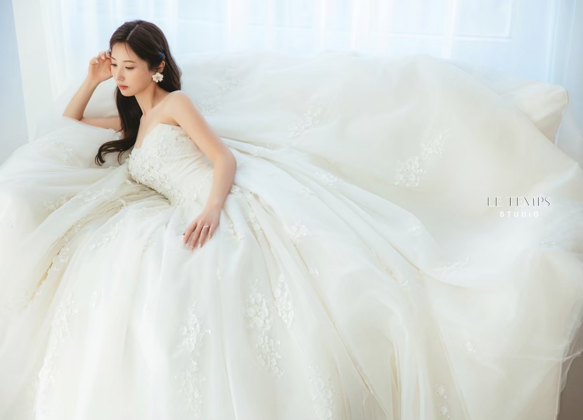 haru | 人気の2着プラン | 白スーツ撮影オプション追加 | オンライン相談