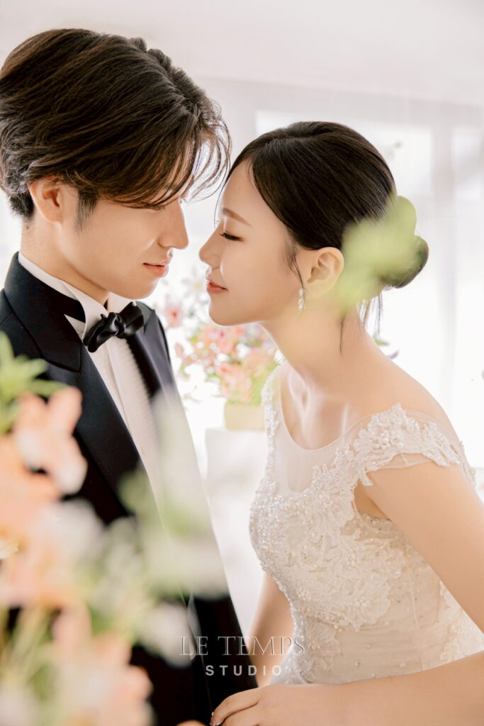 ファーストミートを行う新郎新婦の韓国フォト