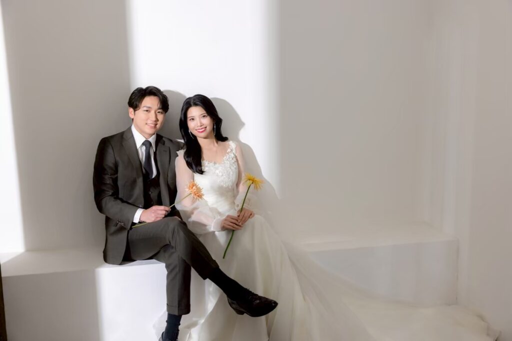 自然な笑顔が印象的な新郎新婦のウェディングフォト