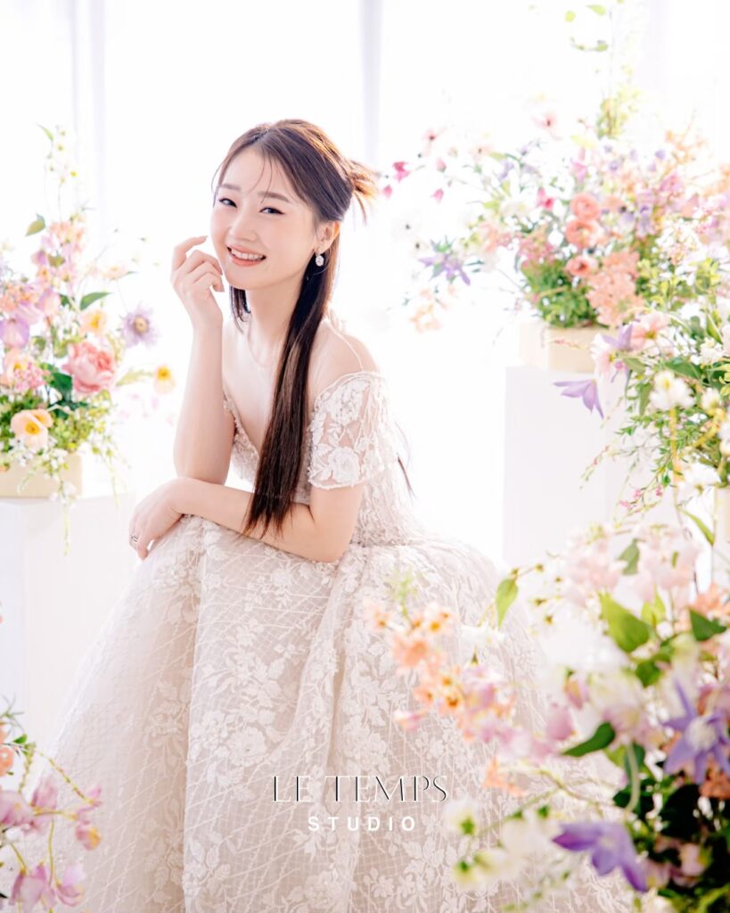 韓国ドレスとイヤリングの上品なコーディネート