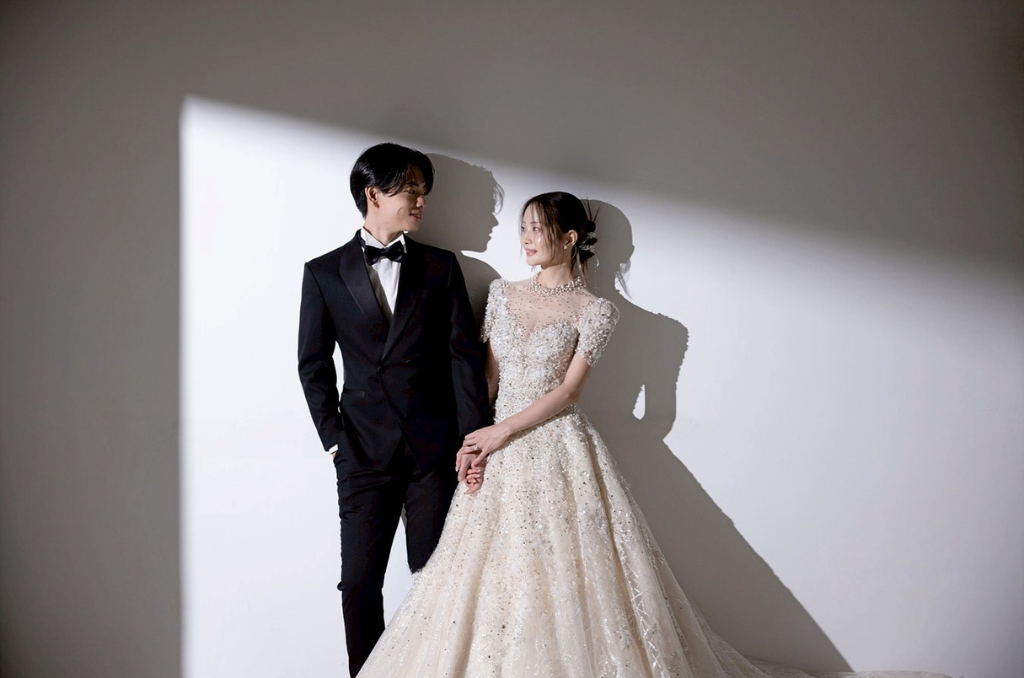 新郎が新婦の手を持って上げている