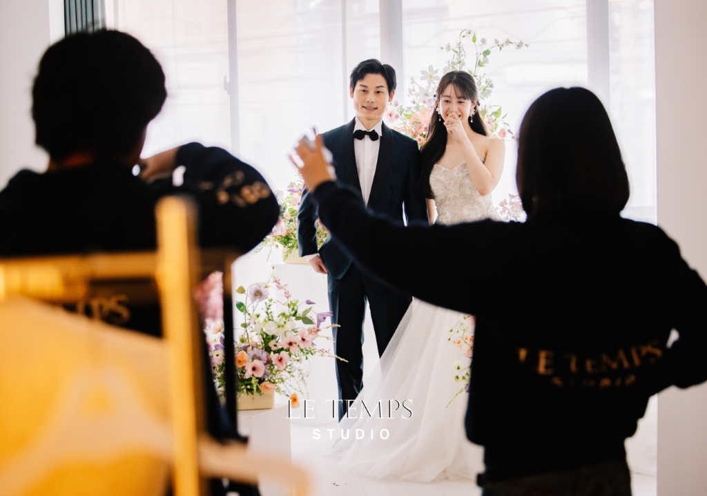 韓国フォトウェディングでタキシード姿の新郎と花嫁を撮影