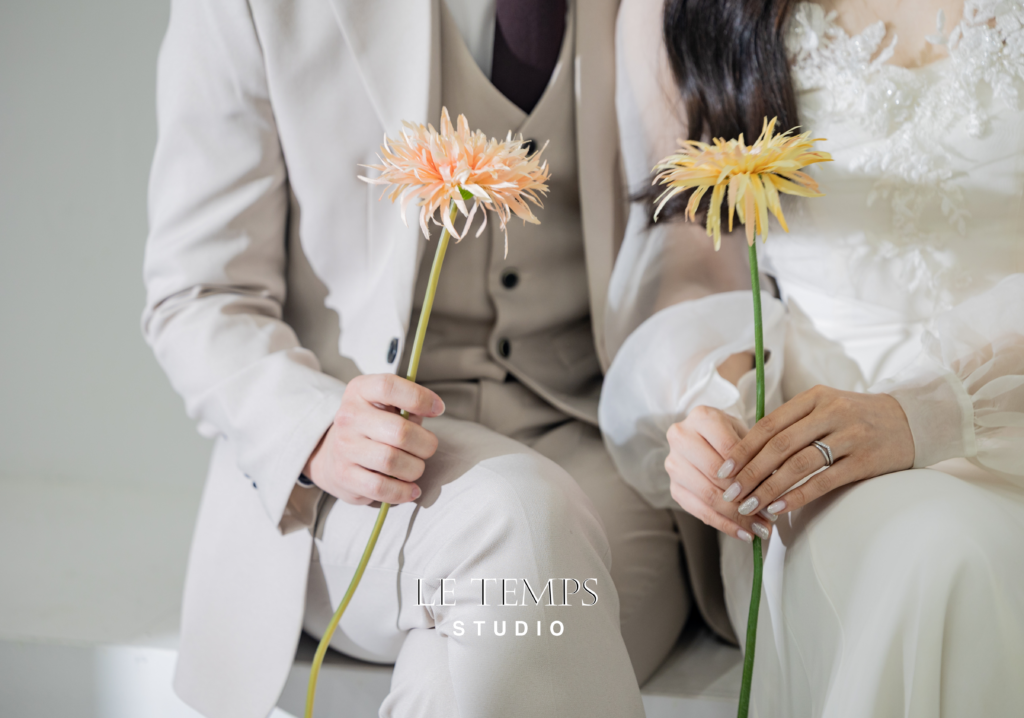 大阪のスタジオで韓国フォトウェディングを撮影する新郎新婦