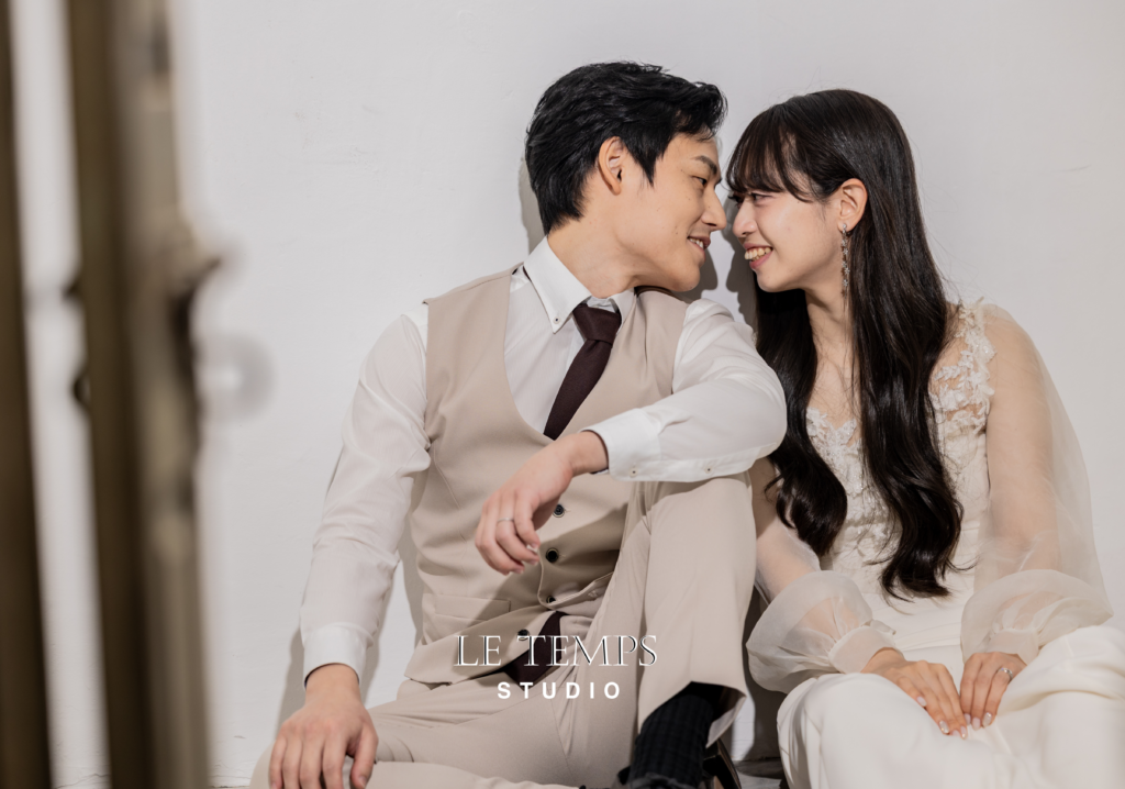 韓国フォトウェディングのコンセプト撮影を楽しむ新郎新婦