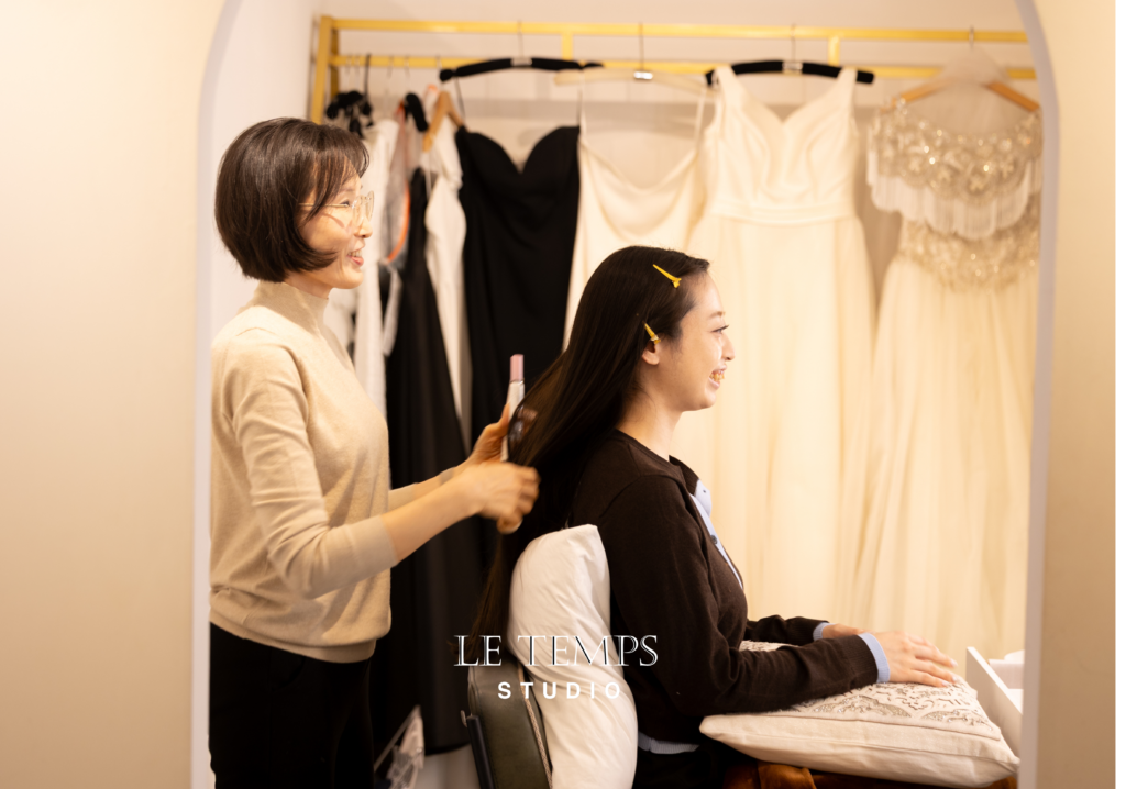 韓国フォトウェディングでヘアメイクを受ける花嫁