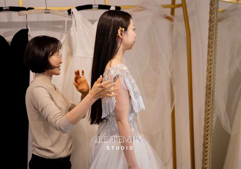撮影前に韓国ドレスを選ぶ花嫁