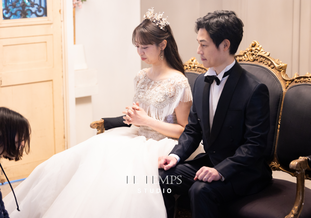 韓国フォトのスタジオで撮影を楽しむ新郎新婦