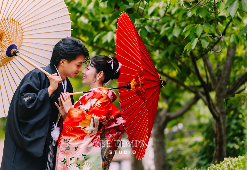 和装姿で自然な表情を見せる新郎新婦