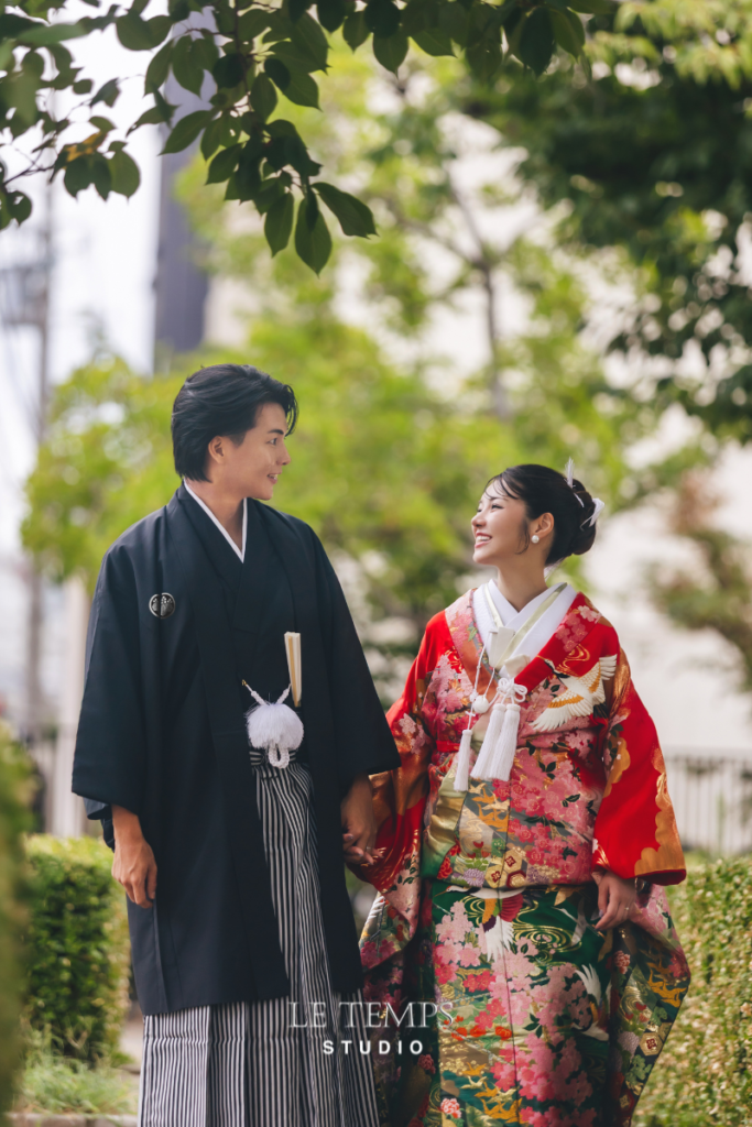 和装姿で撮影する新郎新婦