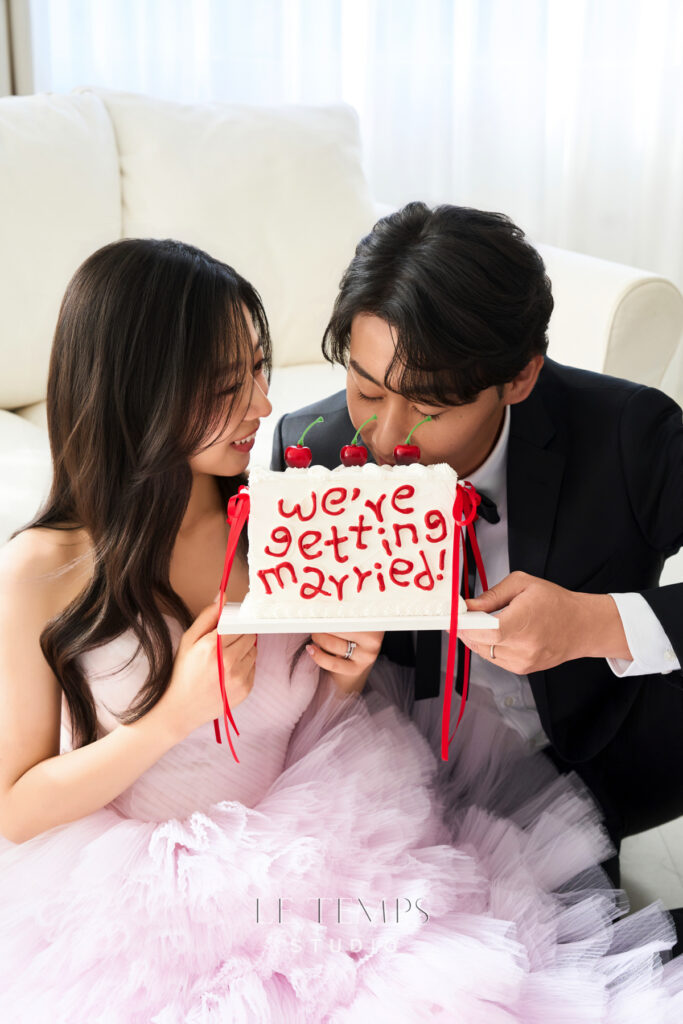 おふたりらしいウェディングフォトを楽しむ新郎新婦